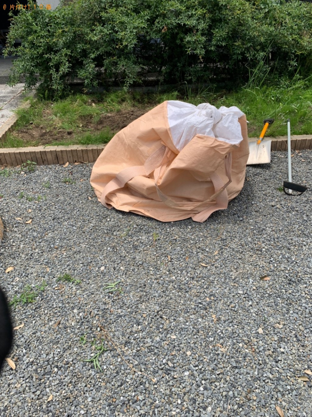 【前橋市紅雲町】砂、小石や雑草まじりの土、土がついた雑草の回収