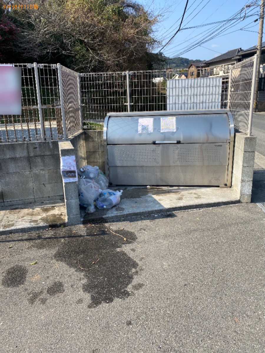 四人掛けソファー、布団、ラック、本棚、マットレス、布団等の回収