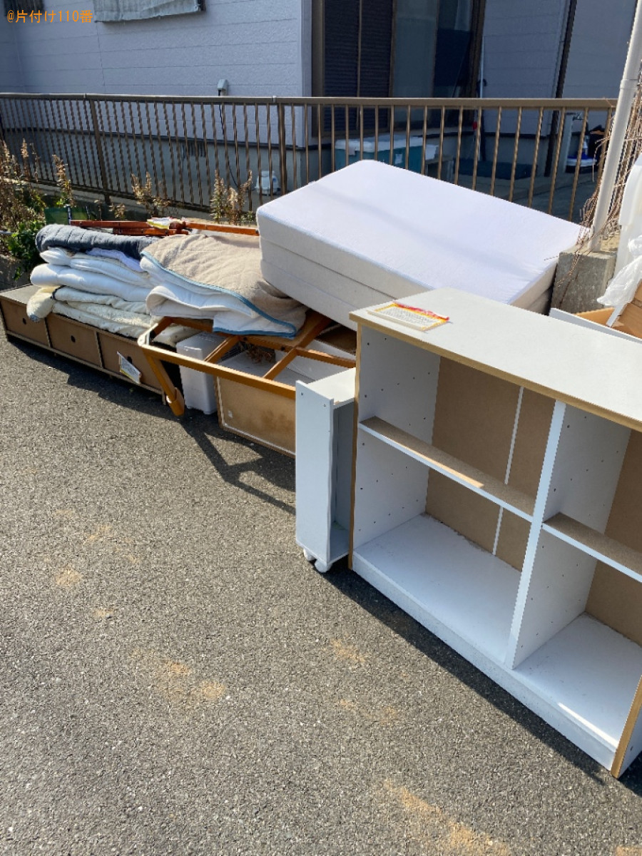 四人掛けソファー、布団、ラック、本棚、マットレス、布団等の回収